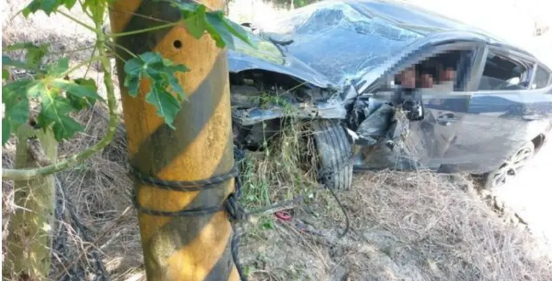 ▲台南市左鎮區4日上午發生一起死亡車禍，一輛馬三與機車發生碰撞後衝落邊坡，車內2名男子一度受困，17歲楊姓騎士經送醫搶救後仍不治。（圖／翻攝畫面）