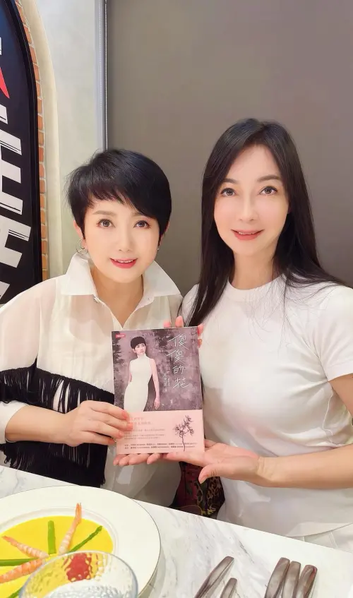 ▲顧婕（右）在周思潔（左）見面會上，聽見她17年還清1億元的故事，大為讚嘆和敬佩。（圖／翻攝自顧婕臉書）