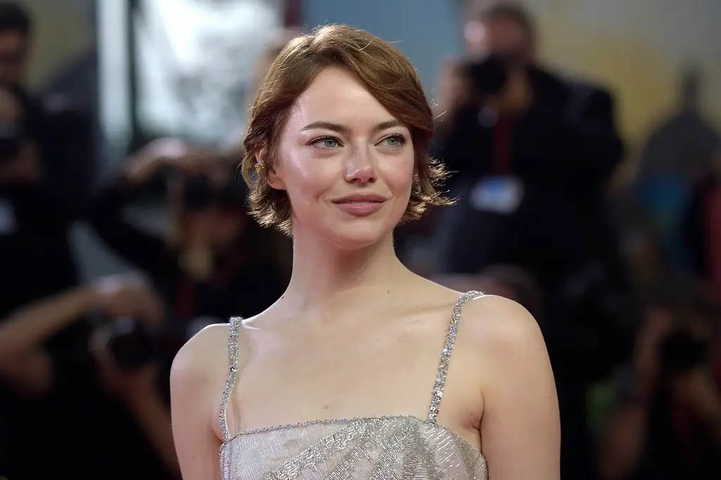 ▲36歲艾瑪史東被抓到整形，網友和專業醫師認為她除了提高眉尾外，還有割雙眼皮、眼袋，要讓自己看起來更年輕，現在就已擔心太老會影響往後的角色。（圖／美聯社／達志影像）