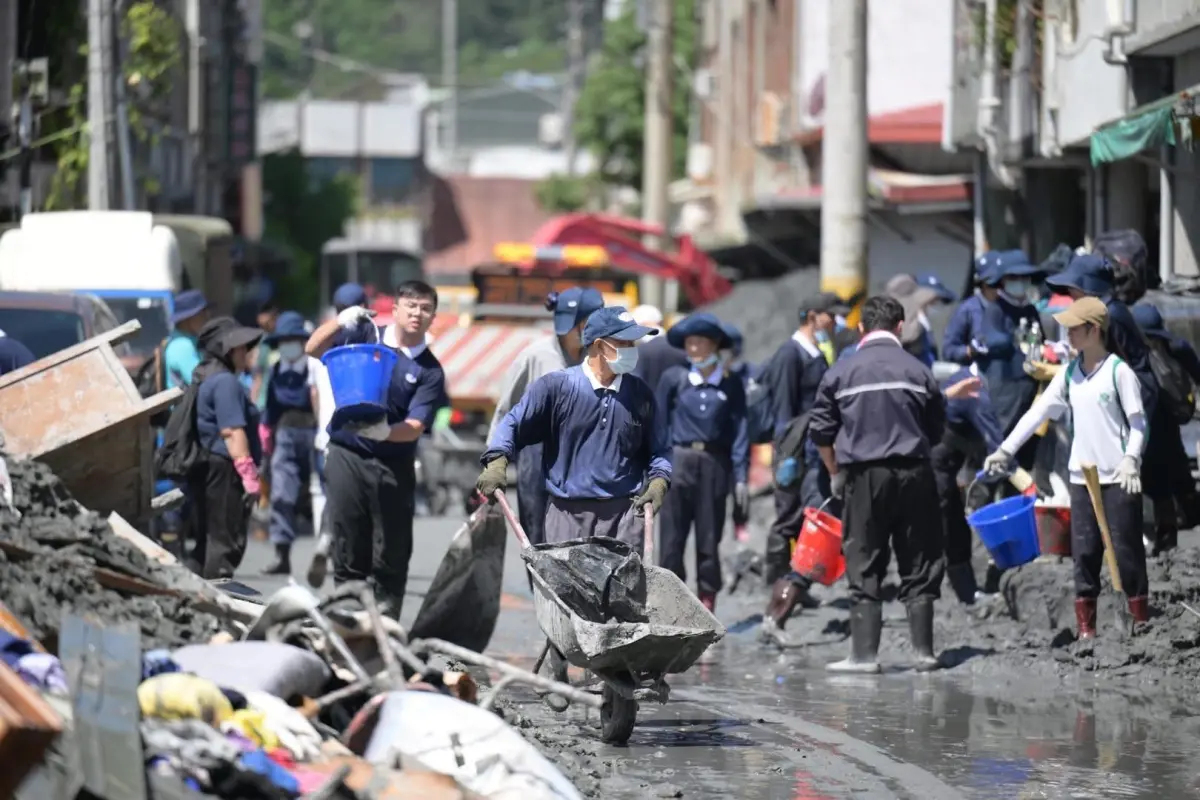 ▲全台民眾湧入花蓮光復鄉擔任「鏟子超人」協助災民清淤。（圖／擷取自傅崐萁臉書）
