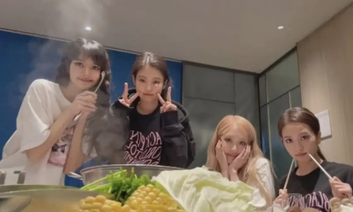 ▲BLACKPINK來台灣會吃什麼美食是許多粉絲好奇的重點之一，她們上次在飯店吃了36萬的火鍋；Lisa曾去逛夜市吃糖葫蘆；Jennie曾被粉絲送義美小泡芙。（圖／Lisa IG@lalalalisa_m）