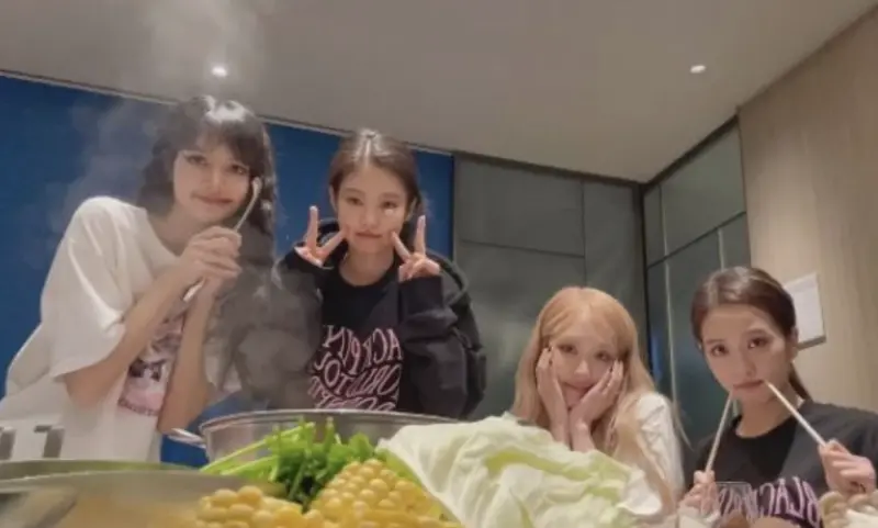 ▲BLACKPINK來台灣會吃什麼美食是許多粉絲好奇的重點之一，她們上次在飯店吃了36萬的火鍋；Lisa曾去逛夜市吃糖葫蘆；Jennie曾被粉絲送義美小泡芙。（圖／Lisa IG@lalalalisa_m）