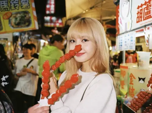 ▲Lisa在2019年來台時曾去夜市吃糖葫蘆。（圖／Lisa IG@lalalalisa_m）