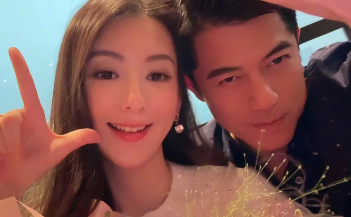 ▲60歲天王郭富城（右）近日與老婆方媛（左）喜迎第3胎女兒，回顧郭富城情史，從朱茵、藤原紀香到熊黛林都是女神級。（圖／微博＠方媛Moka）