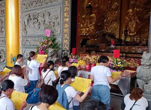 ▲天赦日祭拜時，記得口頭稟告玉皇大帝自己的名字、年齡、生日、地址詳細資訊後，將懺悔文唸出來，懇求玉帝開恩赦罪，給自己一個重新開始的機會。（圖／三陽玉府天宮-龍井天公廟臉書）