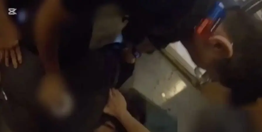 ▲社區住戶合力壓制許男 ，警方依殺人未遂將許男移送偵辦 。（圖／記者陳以昇翻攝）