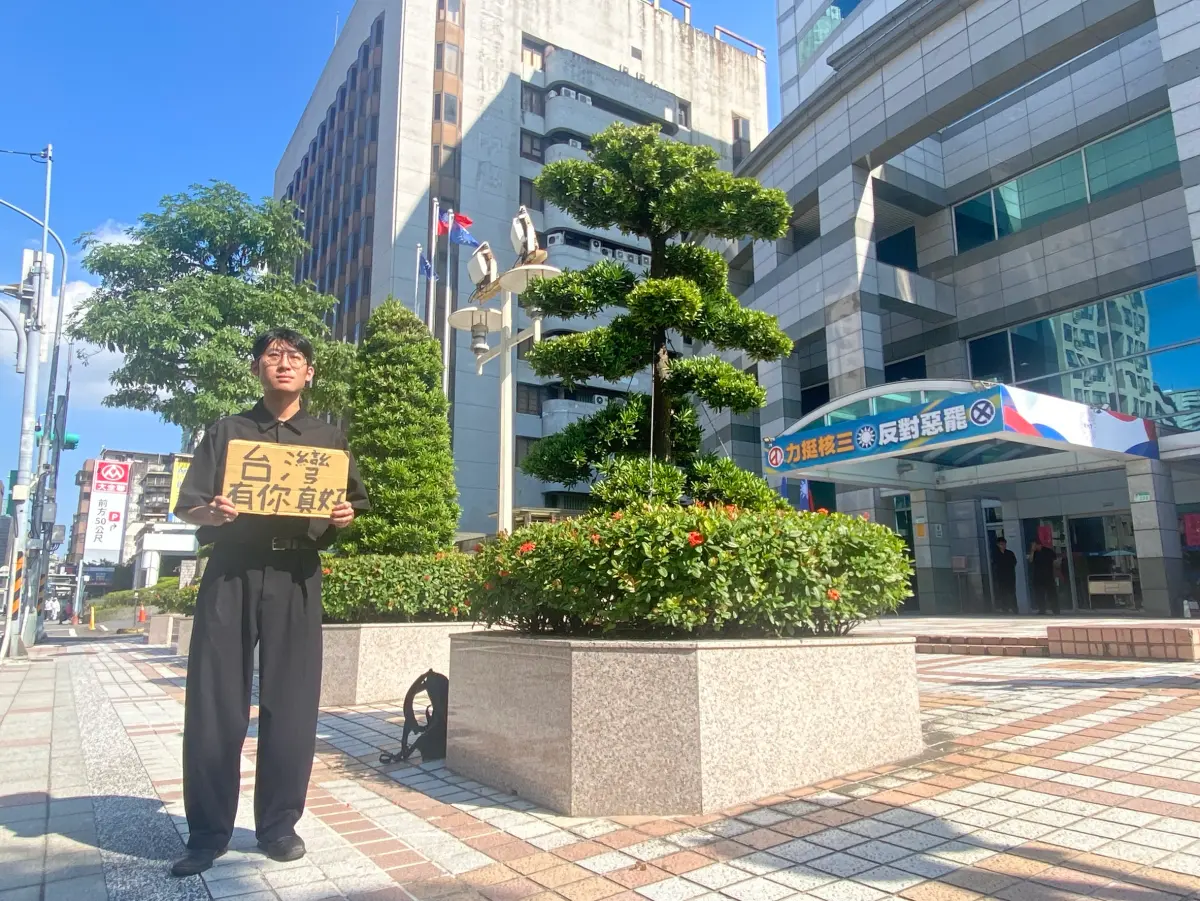 ▲國民黨發言人李明璇不爽災區傳合唱《島嶼天光》，怒嗆鏟子超人腦袋有洞、霸佔車票，對此陳鉅元現身國民黨要求道歉，更打臉買不到票一事。（圖／記者陳威叡攝，2025.10.05）