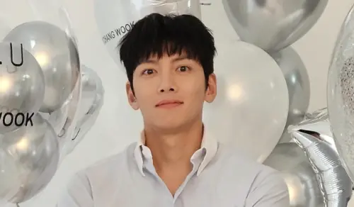 池昌旭遭女粉強吻！保鏢站旁發呆沒阻止　粉絲氣炸：是在看戲嗎
