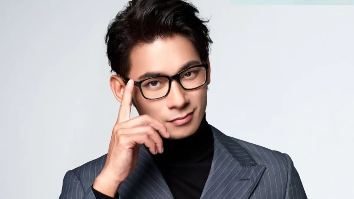 ▲八點檔男星亮哲（如圖）昨（4）日在FB發文分享，自己曾錄節目時光腳踩泥土被刺傷，不料回家後傷口越發疼痛，送醫後被告知已經感染發炎，醫師更直言：「快爛了」，希望用自己的經驗，提醒衝花蓮救災的民眾要注意。（圖／翻攝自FB 亮哲。遊。藝）