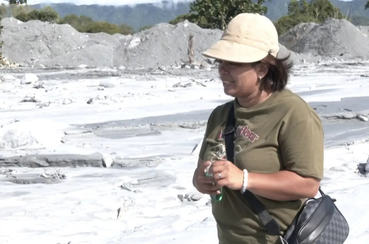 ▲花蓮馬太鞍堰塞湖溢流至今13天，一對林姓夫婦仍失蹤找不到人，女兒拿著媽媽最愛的「綠油精」在現場噴灑，盼媽媽聞到後，可以趕快出現。（圖／翻攝畫面）
