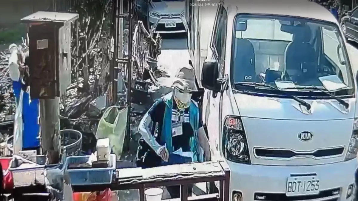 ▲防疫人員遭虎頭蜂螫後，急忙奔離現場。（圖／台中市政府）