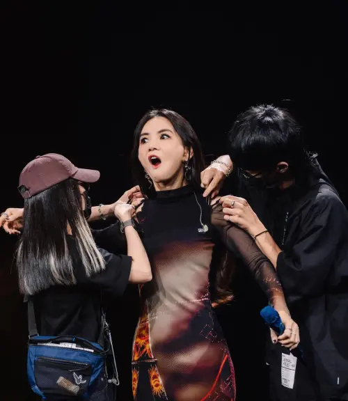 ▲Ella（如圖）請工作人員協助剪掉袖子，為扳手腕做好準備。（圖／翻攝自Ella陳嘉樺IG@him_ella0618）