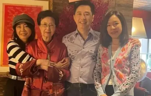 ▲庾澄慶（右2）94歲名伶母年輕美照曝！張正芬（左2）出眾氣質秒登熱搜：好像景甜。（圖／微博@静瞰中）