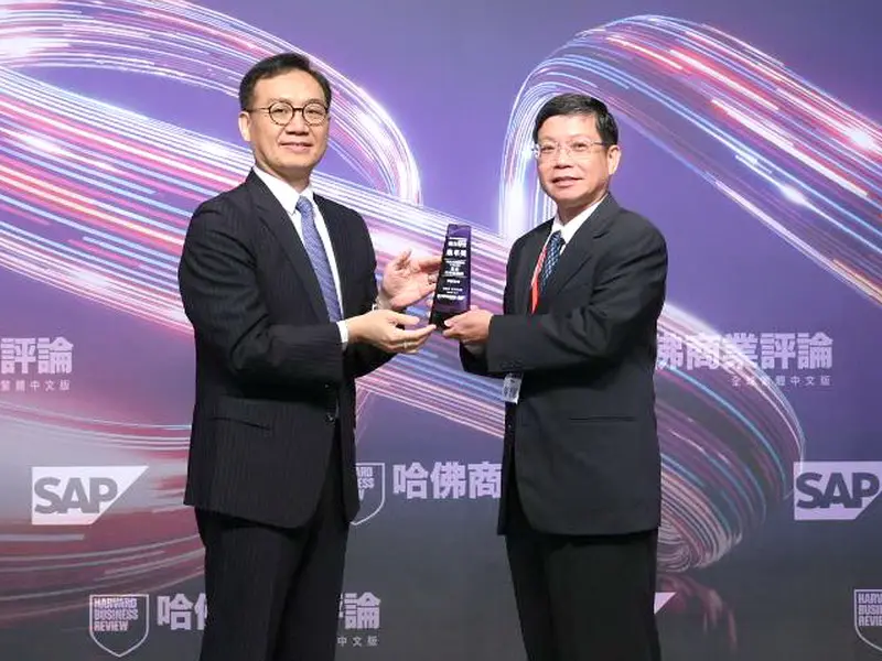 ▲中鋼公司蟬聯哈佛商業評論數位轉型鼎革獎之殊榮，由中鋼公司總經理陳守道(右)代表公司，接受SAP全球副總裁及台灣總經理陳志惟(左)之頒獎，以展現中鋼公司在面對碳中和艱鉅挑戰的卓越成效。(圖／中鋼公司提供)