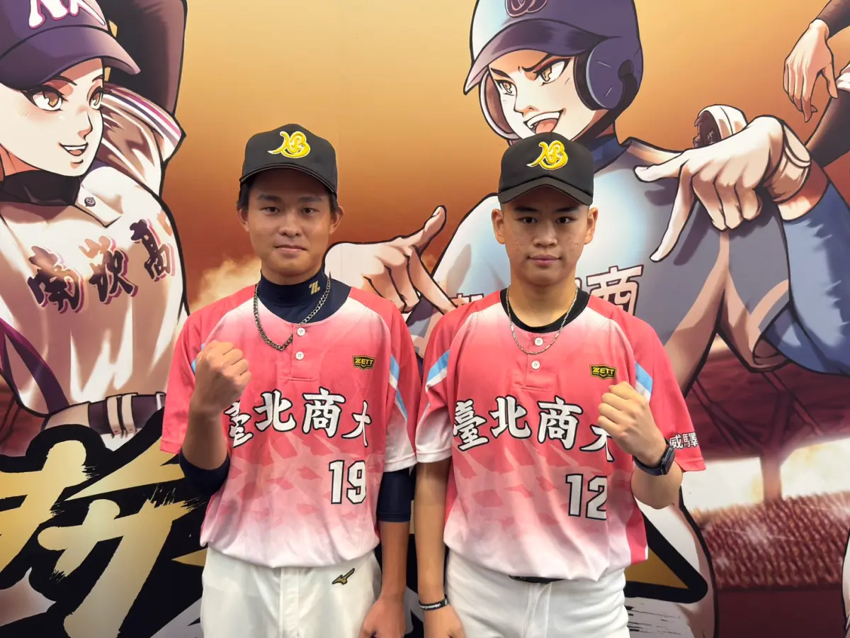 ▲社團性質的乙組球隊臺北商業大學五專部抽到「籤王」穀保家商，全場歡聲雷動，抽籤手張琪傑（左）受訪時坦言很開心，「平常遇不到跟最強球隊比賽機會，會平常心去打。」（圖／記者林子翔攝）