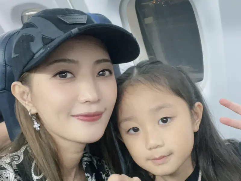 ▲星光二班歌手黃美珍（左）的女兒小星（右）長大了，小星小時候因外型被封為「嬰兒界林志玲」，現在她超喜歡韓國流行文化，也會模仿獵魔女團拍照的樣子，超有氣勢。（圖／勝星娛樂提供）