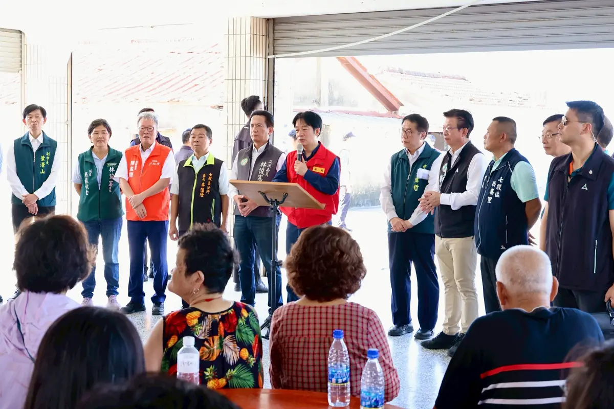▲總統賴清德今天前往台南市七股區西寮里視察颱風災後復建情形，聽取地方簡報並向居民致意，市長黃偉哲陪同說明重建進度。（圖／南市府提供）