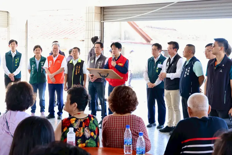 ▲總統賴清德今天前往台南市七股區西寮里視察颱風災後復建情形，聽取地方簡報並向居民致意，市長黃偉哲陪同說明重建進度。（圖／南市府提供）