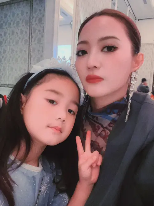 ▲黃美珍（右）帶愛女小星（左）返鄉，參與「2025總統盃全民運動賽事－街舞大賽」台東場。（圖／勝星娛樂提供）