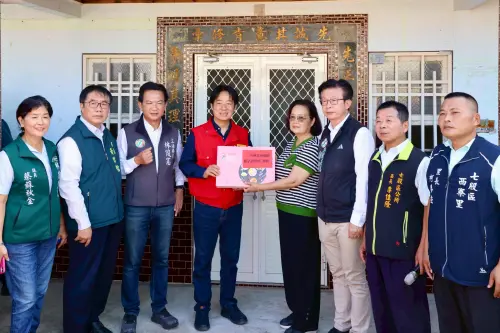 ▲總統賴清德視察西寮里災後重建，並致贈中秋慰問禮盒予地方居民，表達關懷與祝福。（圖／南市府提供）