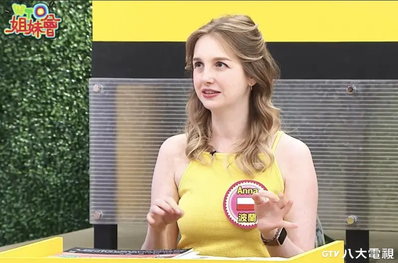 ▲來台18年的波蘭安娜，不僅中文流利，連使用筷子也駕輕就熟。她原是《WTO姐妹會》人氣不錯的固定班底，近來卻因在《中文怪物》競賽裡的表現，引起網友議論。（圖／八大綜合台提供）