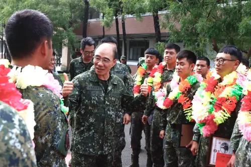 工兵英雄榮耀返營　軍團指揮官頒「英雄狀」
