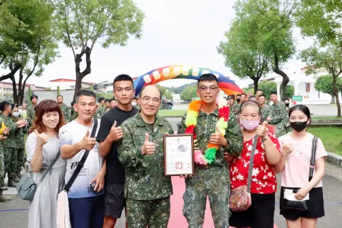 ▲廖指揮官親自頒發英雄狀，肯定官兵戮力救災辛勞。（圖／記者莊全成翻攝）