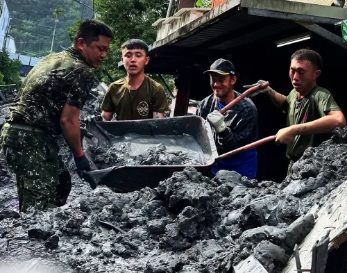 ▲作戰區第117旅、564旅、43砲、203旅官兵實施清淤作業。（圖／記者莊全成翻攝）