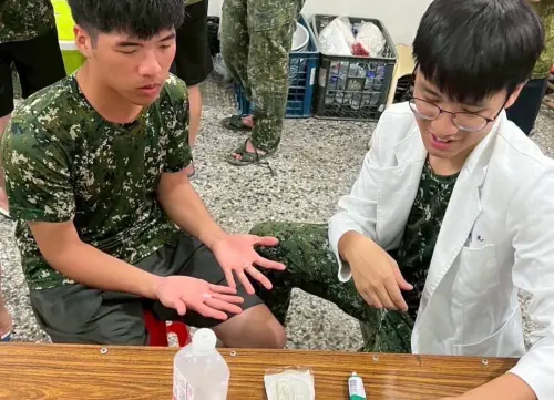 ▲四支部醫官提供醫療服務，完善官兵生活照顧。（圖／記者莊全成翻攝）