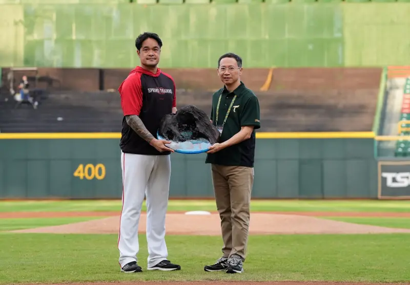 ▲台鋼雄鷹賽前特別致贈有意義的紀念品「智勝海韻」給林智勝，以林智勝台東故鄉沿岸為主題，搭配「31」背號，象徵林智勝在中職創下的空前紀錄。（圖／台鋼雄鷹提供）