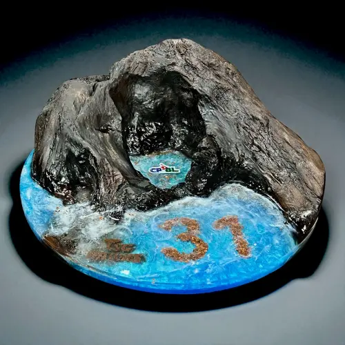 ▲台鋼雄鷹將「智勝海韻」紀念品送給林智勝，以林智勝台東故鄉沿岸為主題，搭配「31」背號，象徵他在中職創下的空前紀錄。（圖／台鋼雄鷹提供）