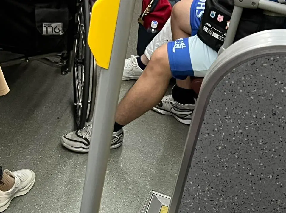 ▲有高中生近日被目擊，搭公車時伸出腳幫助同車的輪椅老翁，暖心故事感動9萬人。事後這名暖心男童學也被找到了。（圖／潔媽臉書）