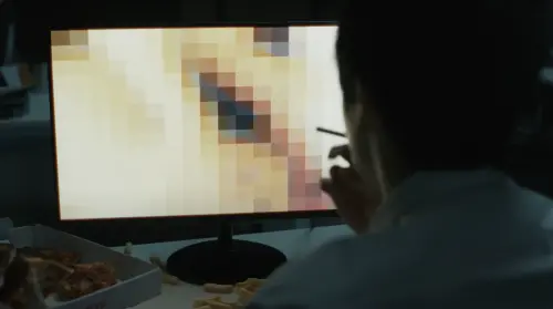 ▲KINO（如圖）在新歌MV中看成人片、抽菸，讓網友相當不滿直呼：「太低俗」。（圖／翻攝自KINO）