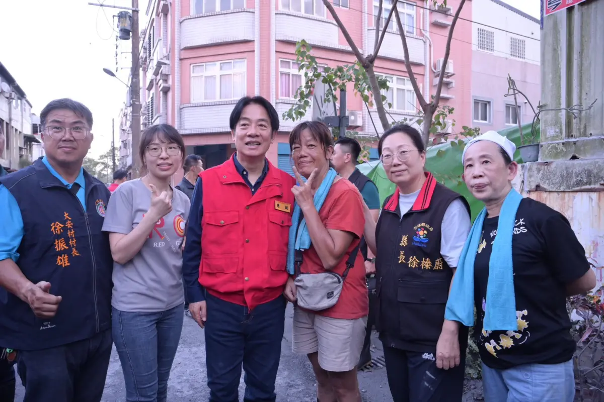 ▲賴清德再赴花蓮災區勘災與縣長徐榛蔚、藍委傅崐萁同框，有地方人士評2人發言完全自相矛盾，只想甩鍋中央。（圖／總統府提供）