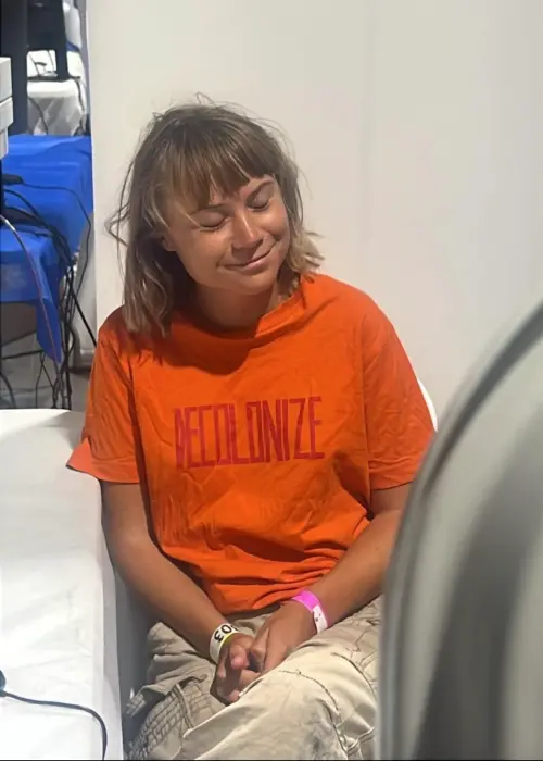 環保少女哀喊牢房有臭蟲！以色列逼她親國旗　笑容滿面照曝光
