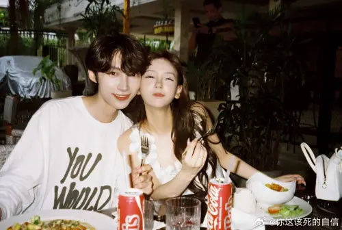 ▲26歲趙磊（左）帶閃婚妻Qko（右）登婚綜！「生活握自己手裡」遭轟：踐踏粉絲真心。（圖／微博@你這該死的自信）