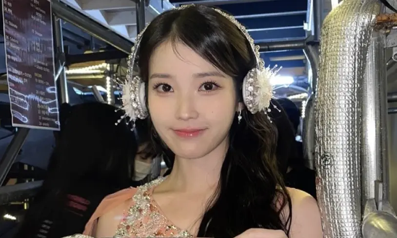 ▲IU（如圖）拍攝新劇《21世紀大君夫人》剛好遇到中秋節，於是她大手筆每人送價值50萬韓元（1.25萬）禮品卷，還加碼送客製化黃金1錢，粉絲羨慕表示：「明天就去面試」。（圖／翻攝自IG dlwlrma）