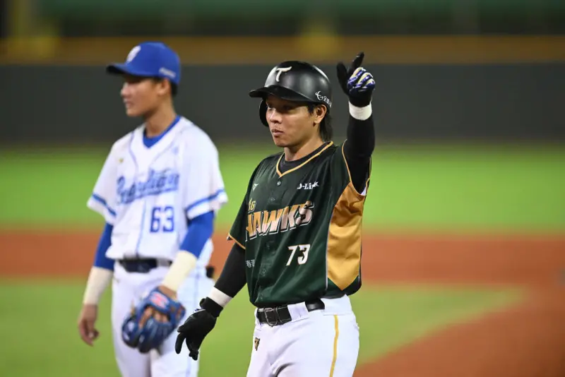 ▲台鋼雄鷹人氣球員葉保弟前幾天還在二軍打總冠軍賽，剛上一軍就於今晚扛出逆轉三分砲，也是一軍生涯首轟，終場4：3擊敗味全龍。（圖／台鋼雄鷹提供）