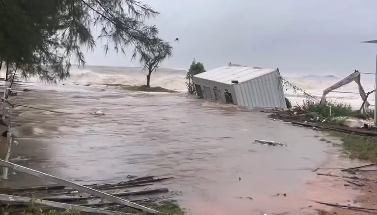 ▲麥德姆颱風今日下午登陸中國廣東，廣東沿海海水倒灌情況嚴重。（圖／翻攝自微博）