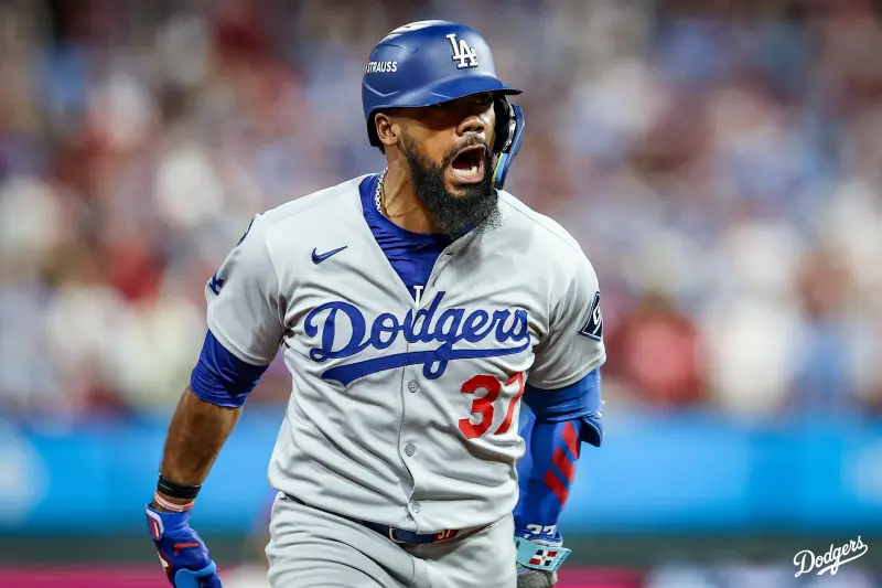 ▲T.赫南德茲（Teoscar Hernandez）在5日國聯分區系列賽上演「道歉野球」，散漫守備讓一支二壘安打變成三壘安打，使先發投手大谷翔平多掉一分，不過後續他又成為逆轉英雄，敲出3分砲帶隊贏球。（圖／取自Los Angeles Dodgers X）