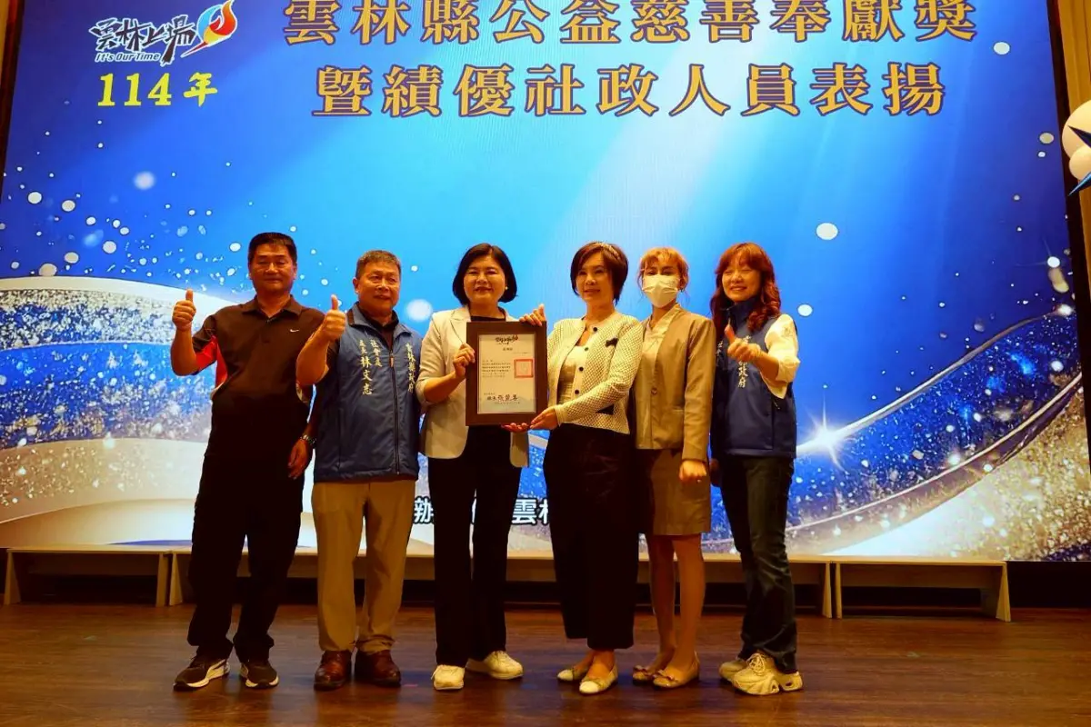 ▲媚登峯董事長莊雅清出錢出力扶助雲林弱勢學生與災後重建戶，雲林縣長張麗善頒發感謝狀肯定。（圖／主辦單位提供）