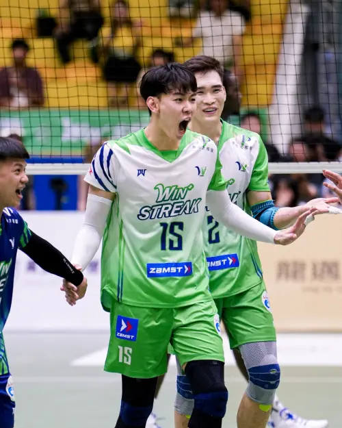 ▲執行教練陳品丞表示，球隊在落後兩局時利用中場時間調整節奏，提醒選手穩住接發球、再組織進攻。（圖／臺中連莊提供）