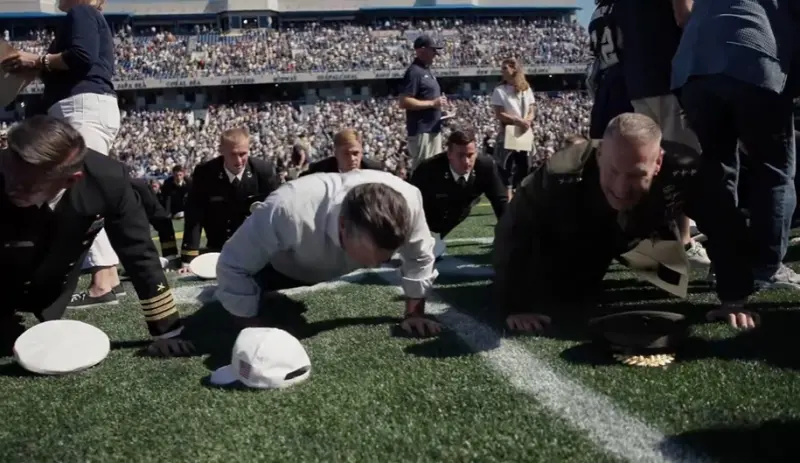 ▲美國國防部長赫格塞斯率領超過三千人同時做1分鐘伏地挺身，打破金氏世界紀錄。（圖／翻攝自@DOWResponseＸ）