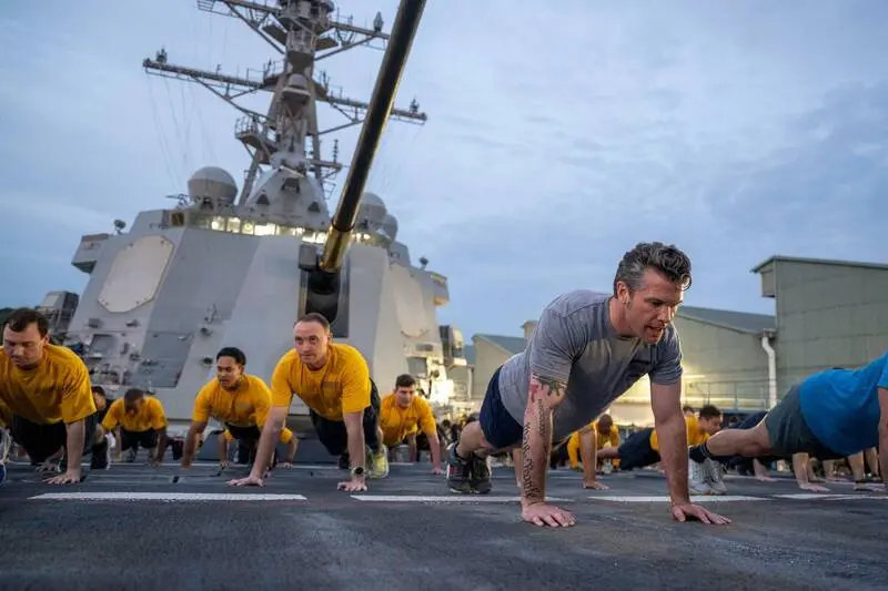    ▲美國國防部長赫格塞斯5月30日登上杜威號神盾驅逐艦，與官兵做伏地挺身。（圖／美軍太平洋艦隊臉書）  