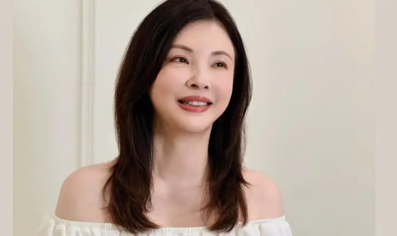 ▲何如芸（如圖）收到不二家蛋黃酥禮盒，想著微波來享用，結果才放進去微波爐，馬上發出巨響，讓她傻眼。（圖／翻攝自何如芸臉書）