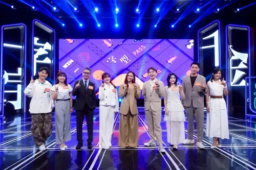 ▲公視《一字千金》新一季主持人Sandy吳姍儒與參賽者合照。（圖／公視提供）