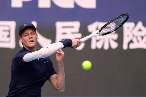 上海大師賽／辛納衛冕夢碎！嚴重抽筋退賽　恐無緣成為年終球王
