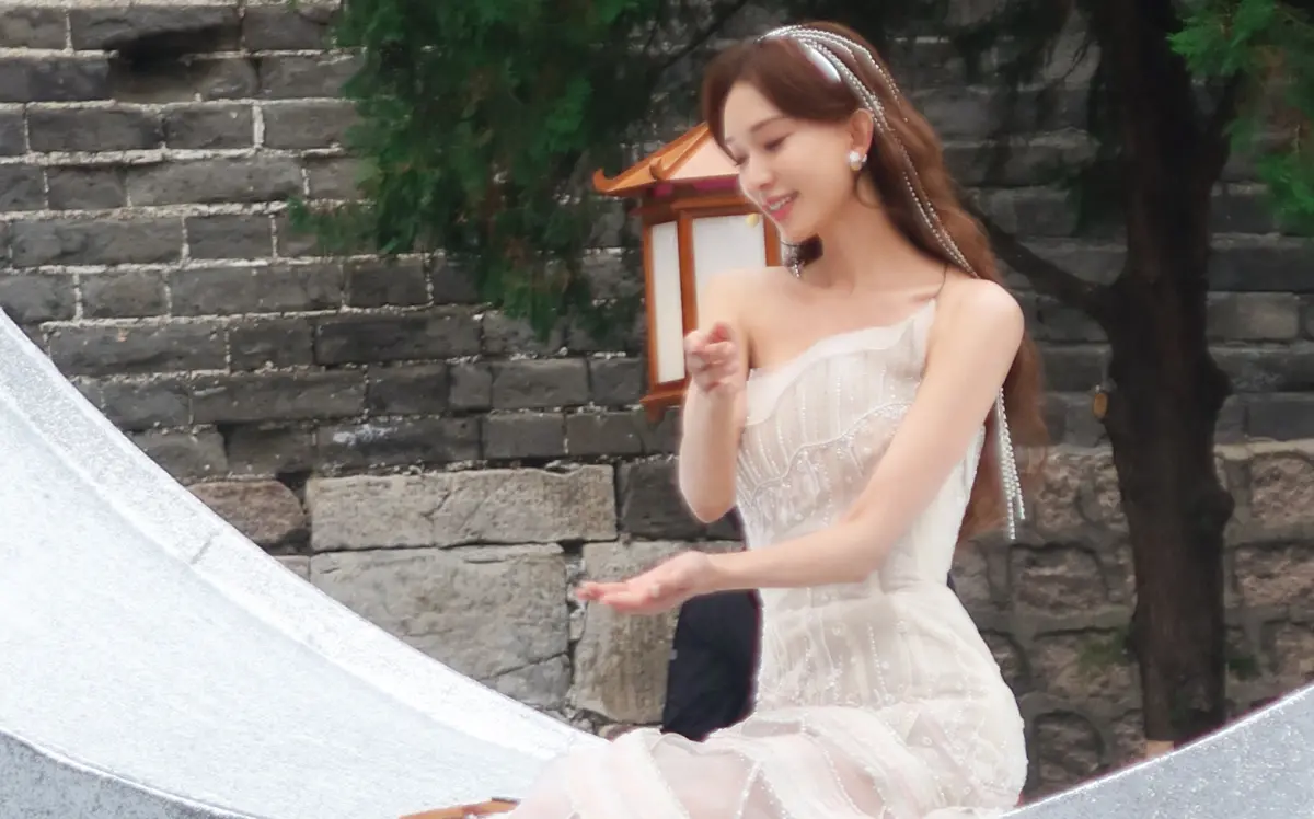 ▲林志玲為了北京衛視的中秋晚會表演，4日現身萬里長城居庸關景區彩排，昨晚表演播出，粉絲大讚林志玲是月亮女神。（圖／微博＠林志玲工作室）