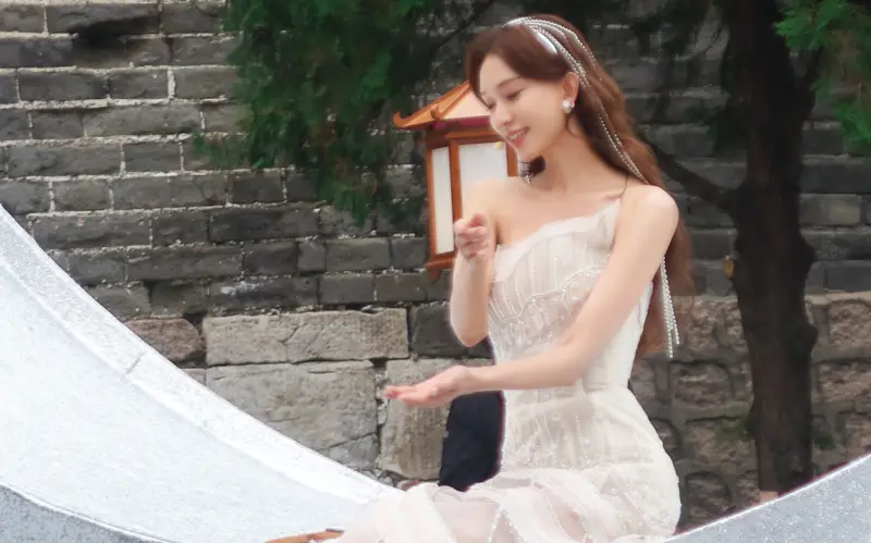 ▲林志玲為了北京衛視的中秋晚會表演，4日現身萬里長城居庸關景區彩排，昨晚表演播出，粉絲大讚林志玲是月亮女神。（圖／微博＠林志玲工作室）