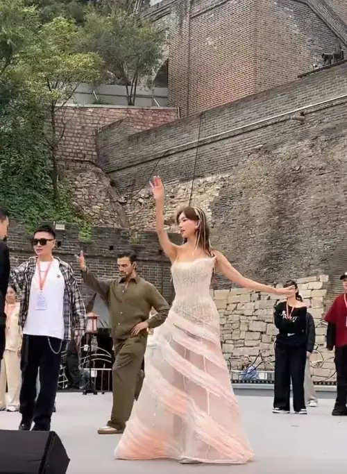 ▲林志玲降臨中國萬里長城！登北京衛視中秋晚會　成絕美月亮女神（圖／微博＠娛樂偵察社）